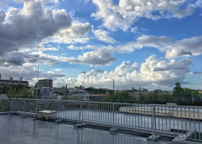 スタジオ紹介  京王線府中駅から徒歩３分！背景紙と屋上の撮影 